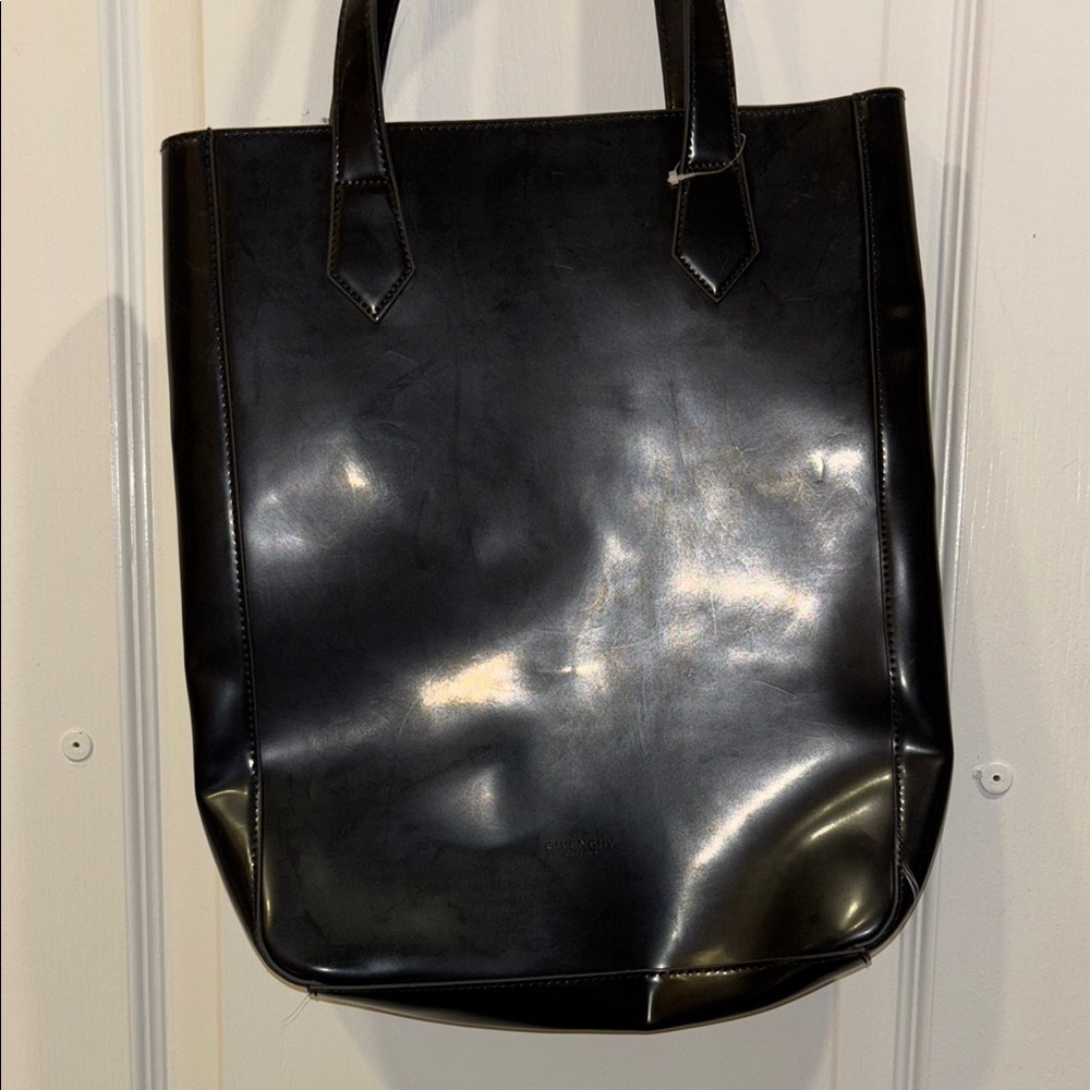 GIVENCHY PERFUME VINYL/PATENT LEATHER TOTE BAG
SLEEK CHIC FUN
STURDY MATERIAL